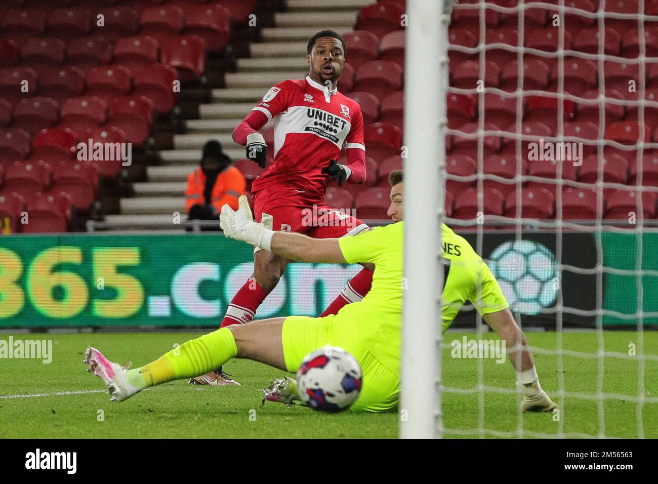 Chuba Akpom #29 de Middlesbrough prend un coup et des scores pour le faire 3-0 pendant le match de championnat de Sky Bet Middlesbrough vs Wigan Athletic au stade Riverside, Middlesbrough, Royaume-Uni, 26th décembre 2022 (photo par James Heaton/News Images) à Middlesbrough, Royaume-Uni le 12/26/2022. (Photo de James Heaton/News Images/Sipa USA) Banque D'Images