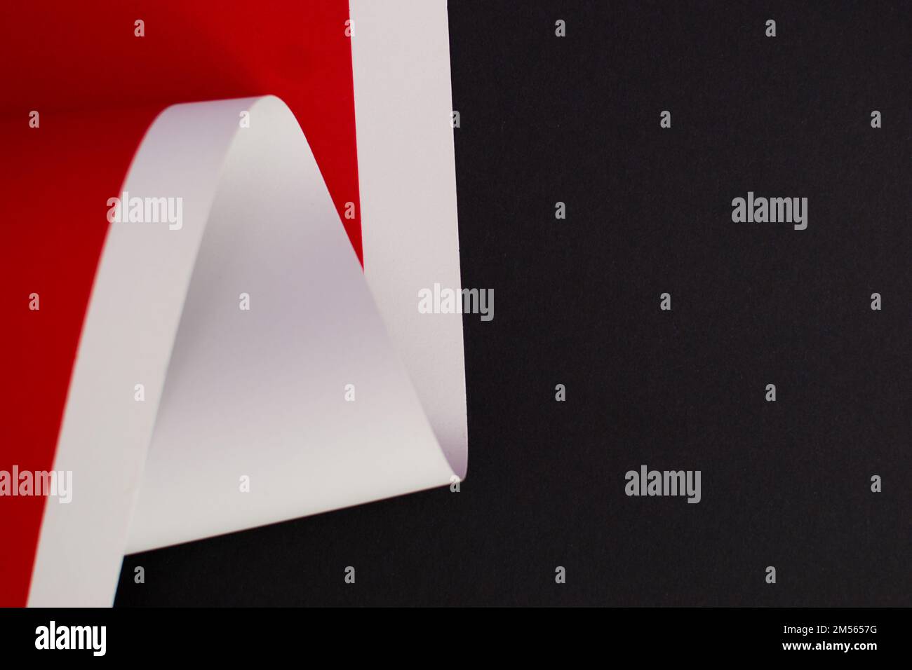 Arrière-plan incurvé rouge, blanc et noir abstrait avec espace de copie Banque D'Images