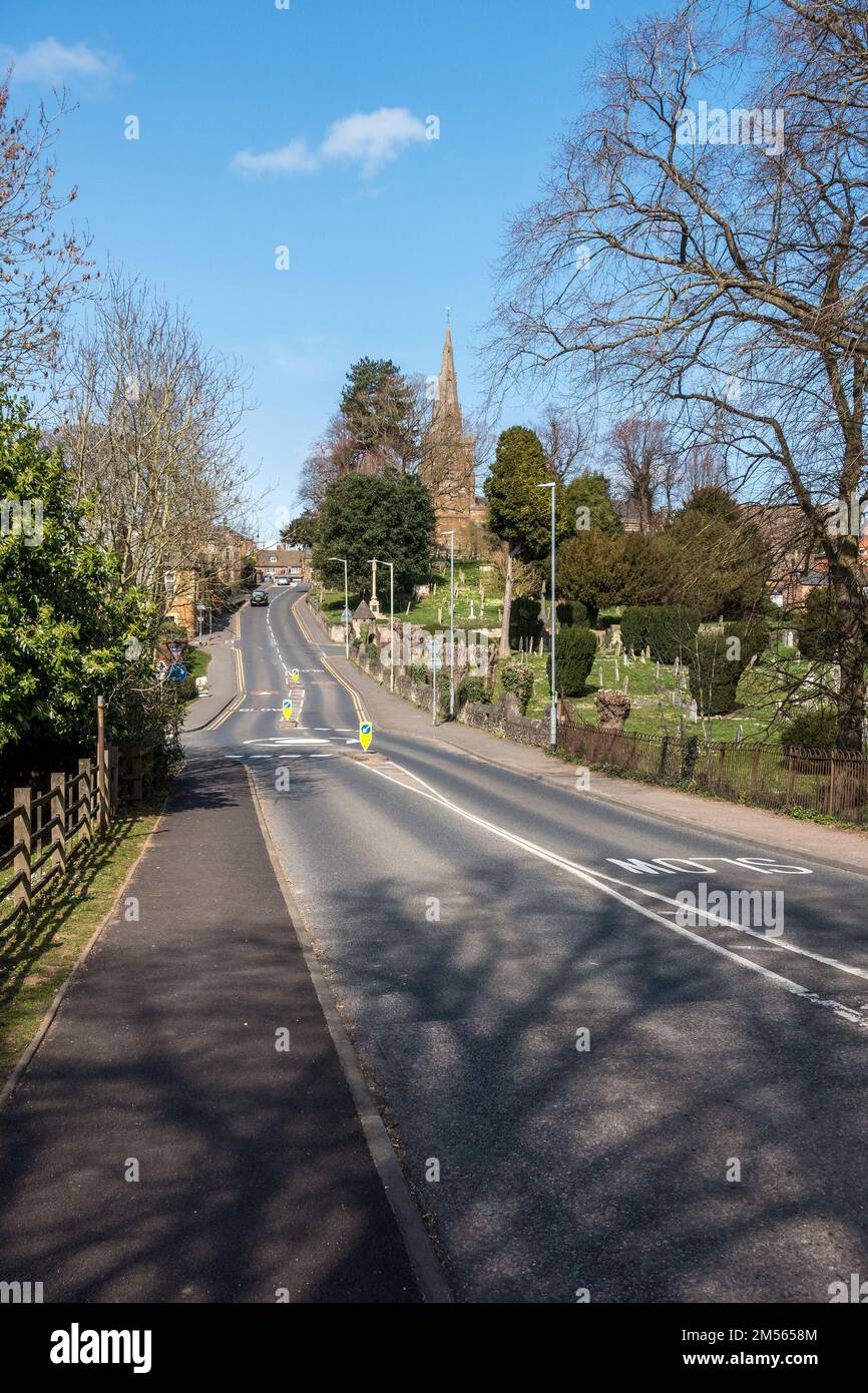 En regardant vers le nord le long de la route principale A6003 menant au centre-ville d'Uppingham lors d'une journée ensoleillée de mars avec ciel bleu à Spring, Rutland, Angleterre, Royaume-Uni Banque D'Images