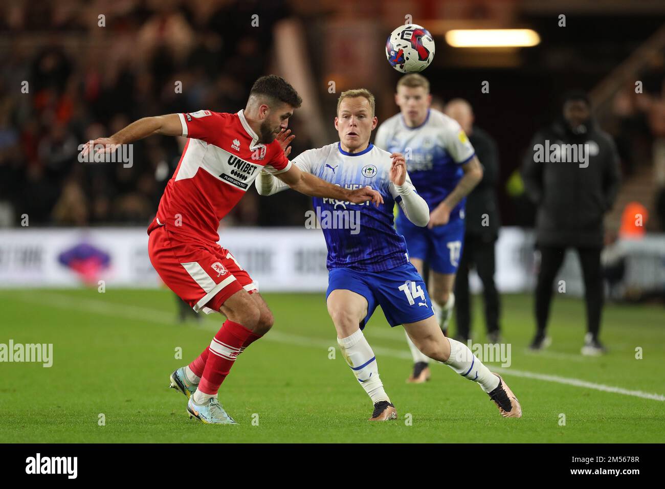 Middlesborough, Royaume-Uni. 26th décembre 2022. Tommy Smith de Middlesbrough combat avec Anthony Scully de Wigan Athletic lors du match de championnat Sky Bet entre Middlesbrough et Wigan Athletic au stade Riverside, à Middlesbrough, le lundi 26th décembre 2022. (Credit: Mark Fletcher | MI News ) Credit: MI News & Sport /Alay Live News Banque D'Images