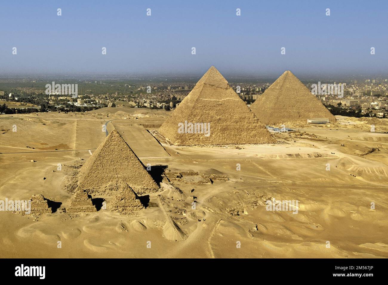 Égypte. Le Caire. Gizeh (ou Gizeh) vue aérienne à l'ouest de la ville : au premier plan, les trois pyramides des reines de Mykerinos. En arrière-plan Banque D'Images