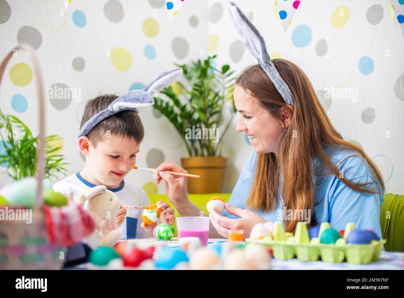 Joyeuses Pâques. Une mère et son fils peignent des œufs de Pâques Banque D'Images