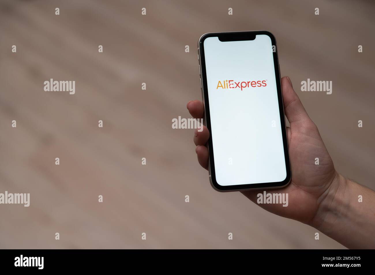 3 décembre 2022 Almaty Kazakhstan: Femme sans visage tenant un smartphone avec le logo ali express à l'écran. Banque D'Images