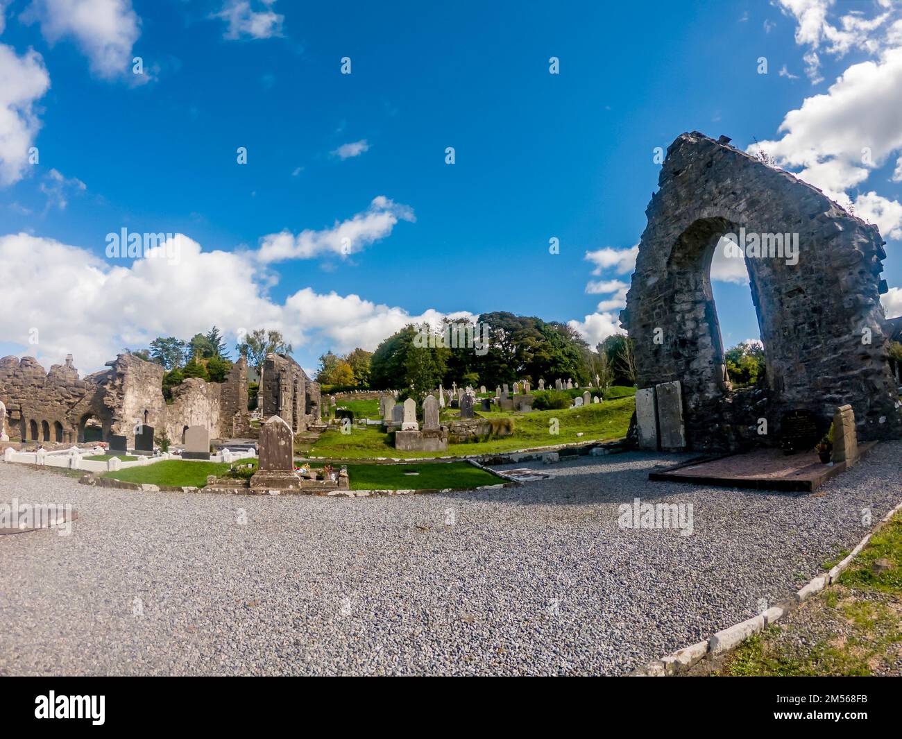 DONEGAL TOWN, IRLANDE - SEPTEMBRE 22 2022 : le cimetière historique de l'abbaye de Donegal Town a été construit par Hugh O Donnell en 1474. Banque D'Images