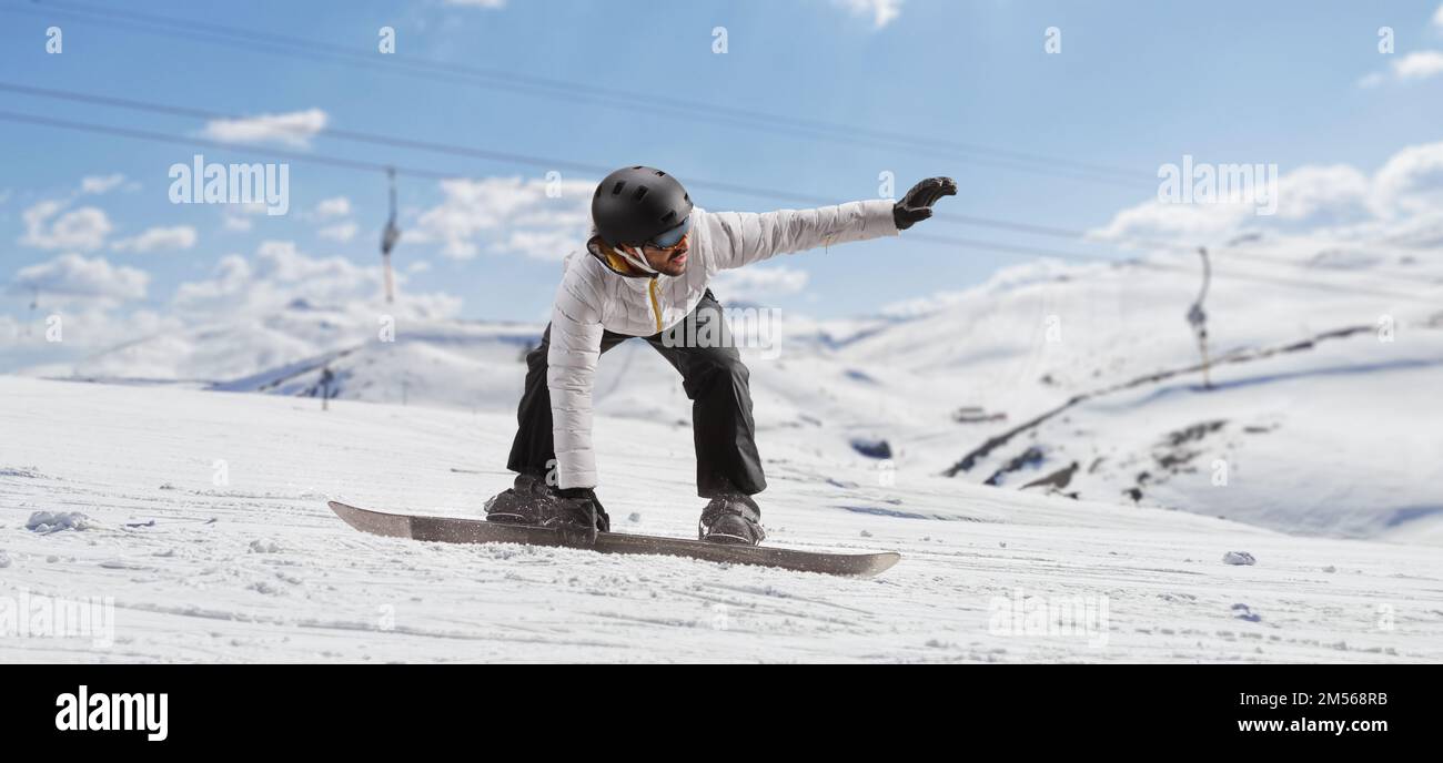 homme touriste en combinaison de ski avec snowboard dans ses mains se  promène sur une pente enneigée sur fond de magnifique paysage de montagne  19048432 Photo de stock chez Vecteezy