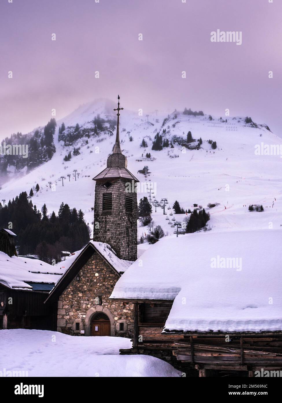 Un cliché vertical de la chapelle de la Chappelle du Chinaillon au Grand-Bornand, en France, en hiver enneigé Banque D'Images