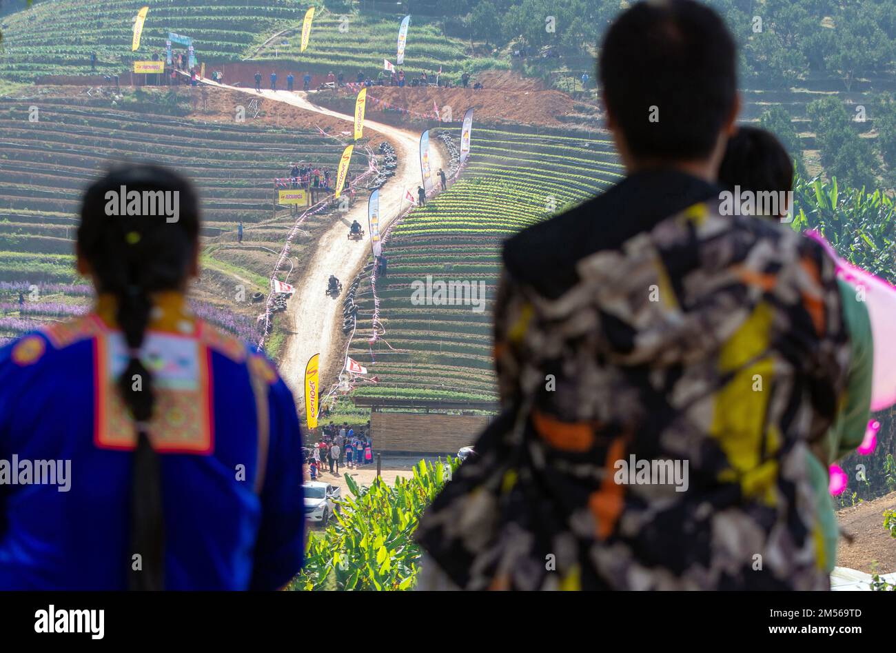 Les hommes de la tribu Hmong Hill conduisent la formule hmong (la charrette en bois qui fait la course au mode de vie des peuples autochtones du nord de la Thaïlande.) Pendant les célébrations du nouvel an de Hmong. En décembre ou janvier, les Hmong célèbrent leur nouvelle année, appelée Noj PEB Caug (prononcé ou PE Chao). Une plus grande célébration publique a lieu dans un lieu en plein air, il y a de nombreuses activités pendant cet événement, comme des jeux de spinning, des concours de tir de flèche, le chant et la danse, et des jeux de tribunal. Les jeunes hommes et les jeunes femmes portent des interprétations colorées des vêtements traditionnels, dans l'espoir d'attirer un partenaire de vie. Visiteurs a Banque D'Images