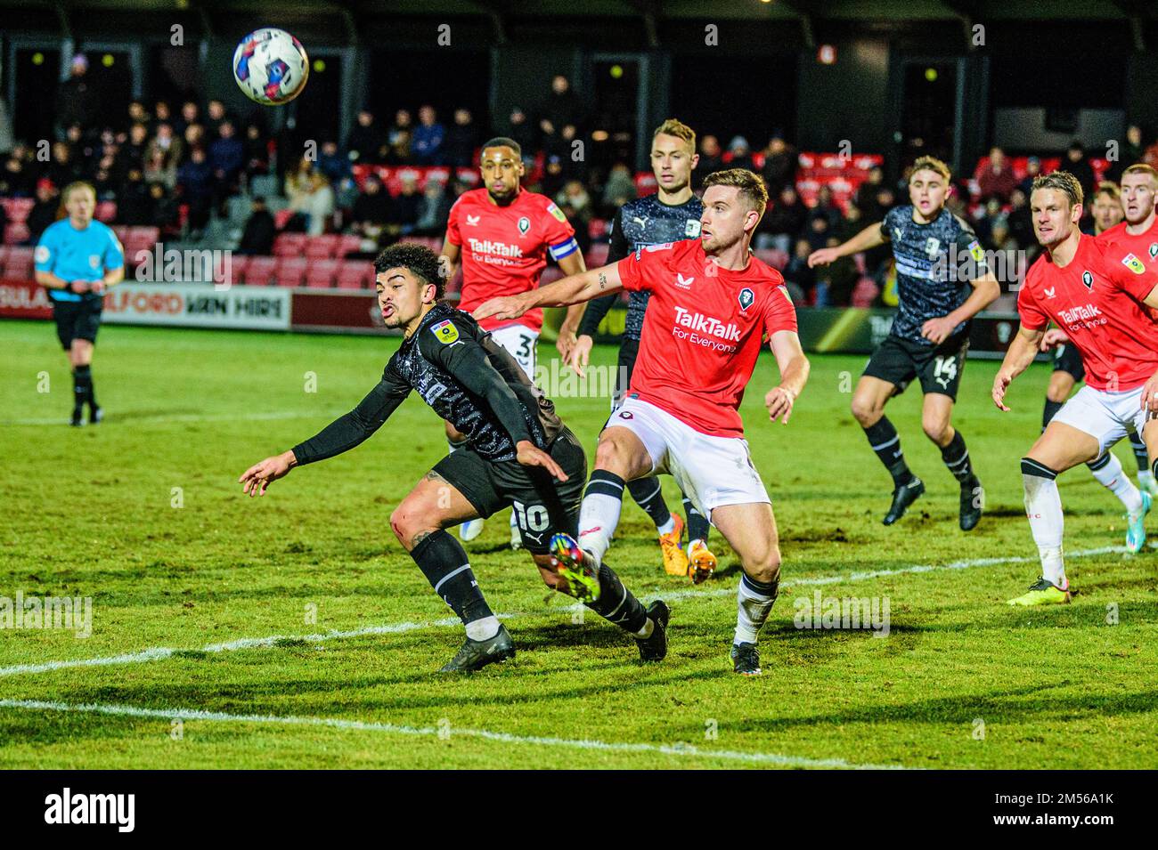 Salford, Royaume-Uni. 26th décembre 2022. Elliot Watt, de Salford City, s'attaque à Josh Gordon, du Barrow FC, lors du match Sky Bet League 2 entre Salford City et Barrow au Peninsula Stadium, Moor Lane, Salford, le lundi 26th décembre 2022. (Credit: Ian Charles | MI News) Credit: MI News & Sport /Alay Live News Banque D'Images