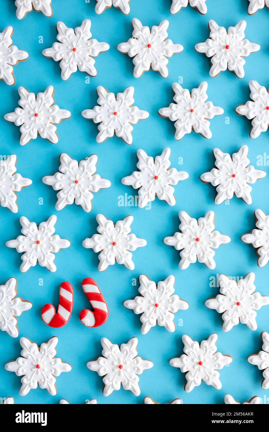 Pain d'épice sous forme de flocons de neige sur fond bleu. Banque D'Images