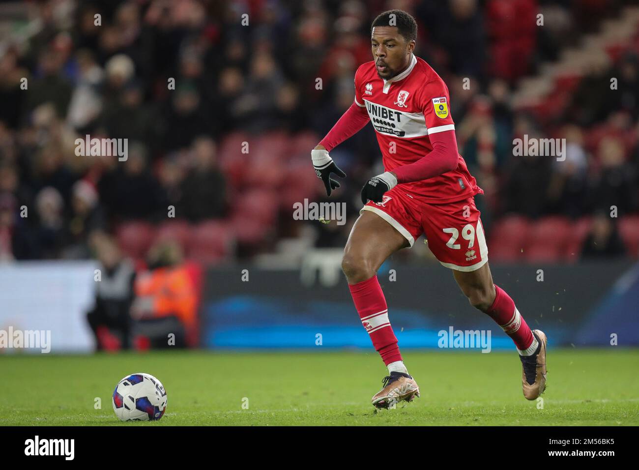 Middlesbrough, Royaume-Uni. 26th décembre 2022. Chuba Akpom #29 de Middlesbrough sur le ballon pendant le match du championnat Sky Bet Middlesbrough vs Wigan Athletic au stade Riverside, Middlesbrough, Royaume-Uni, 26th décembre 2022 (photo de James Heaton/News Images) à Middlesbrough, Royaume-Uni, le 12/26/2022. (Photo de James Heaton/News Images/Sipa USA) crédit: SIPA USA/Alay Live News Banque D'Images