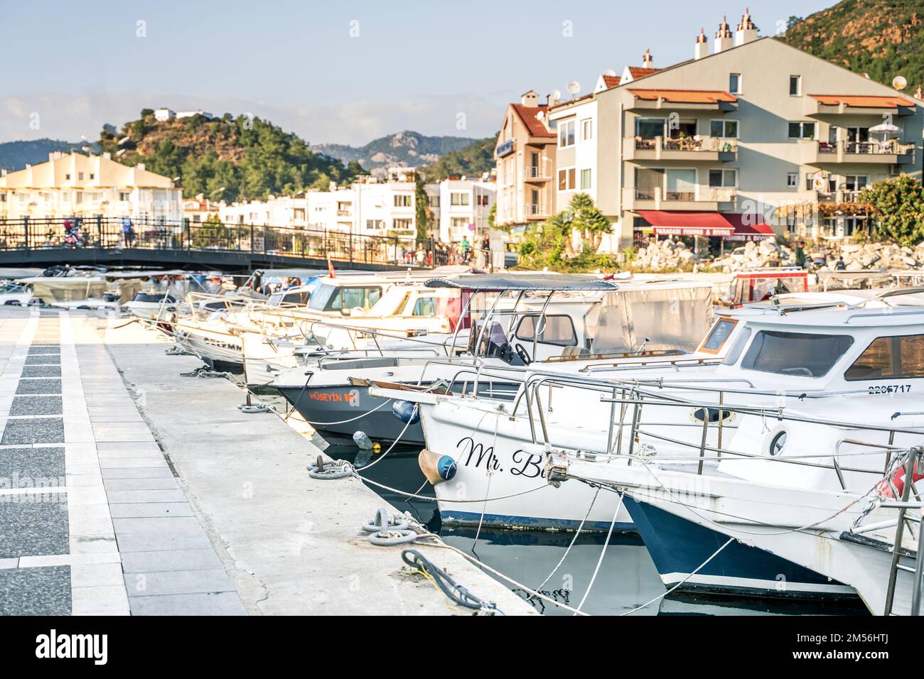 Turquie, Marmaris 24.12.2022 Bateaux à moteur et voiliers, yachts, lancement dans la marina, quai, canal dans le port de mer ensoleillé de la vieille ville pittoresque Banque D'Images