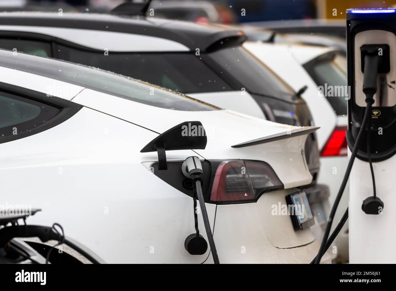 Borne de recharge pour véhicule électrique près d'un magasin ikea Banque de  photographies et d'images à haute résolution - Alamy