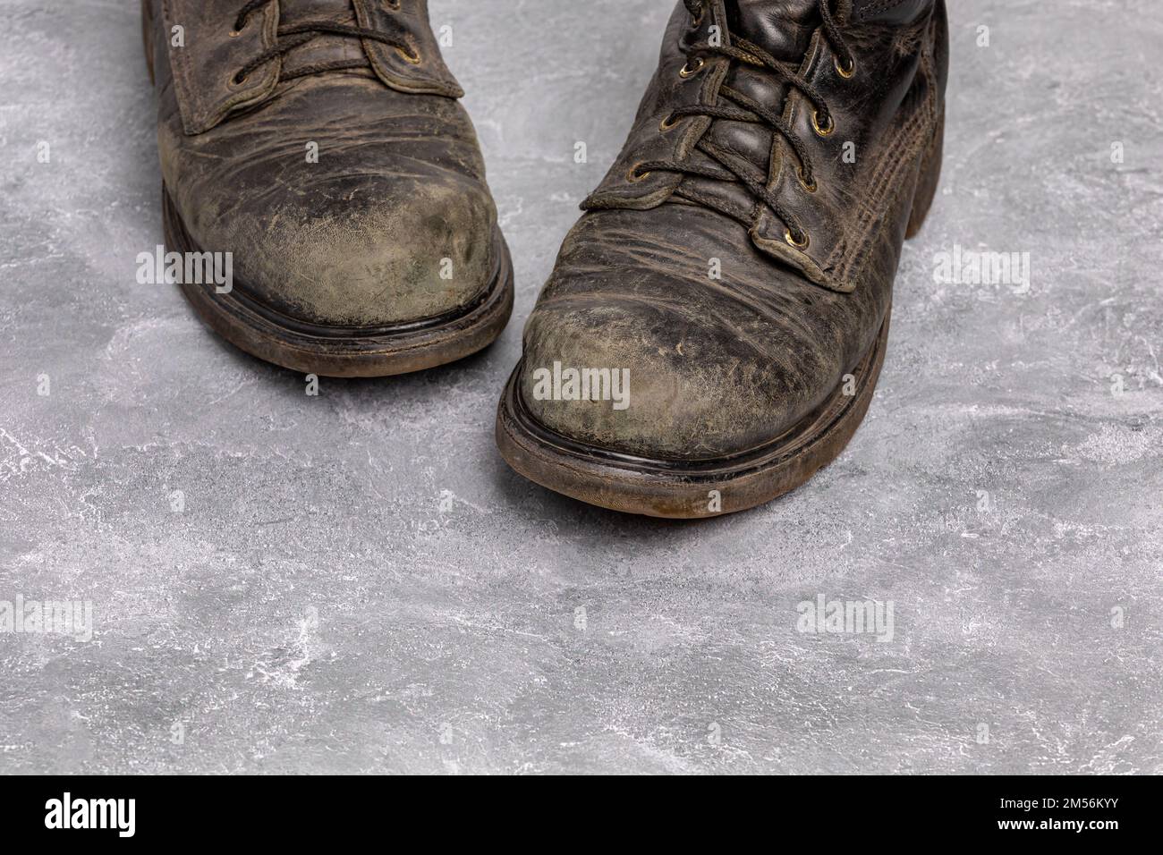 Bottes de travail en cuir sales et éraflées. Cirage de chaussures, entretien et nettoyage des chaussures. Banque D'Images