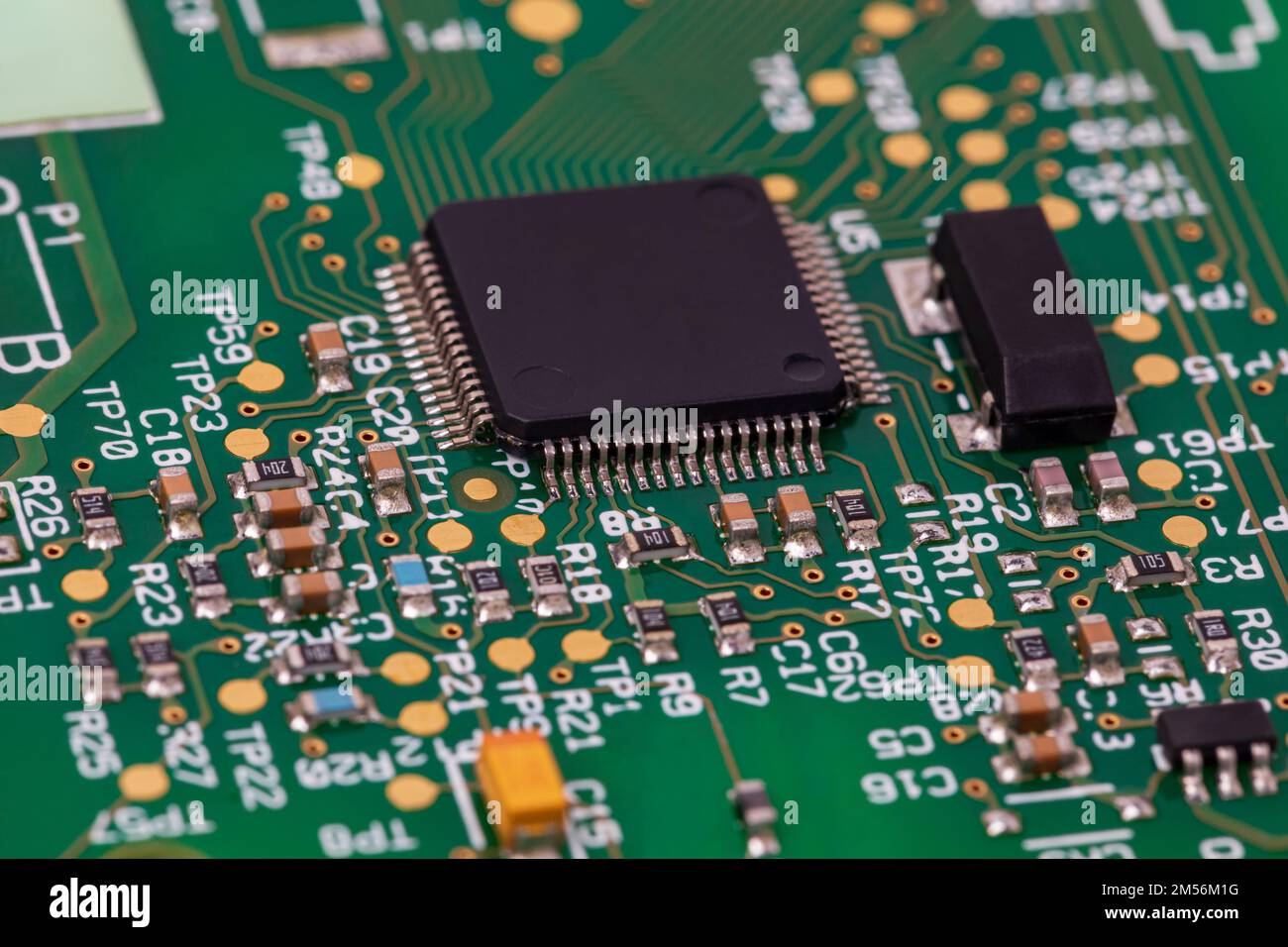 Gros plan de la carte de circuit imprimé intégrée. Pénurie de semi-conducteurs, approvisionnement, sanctions et concept de production Banque D'Images