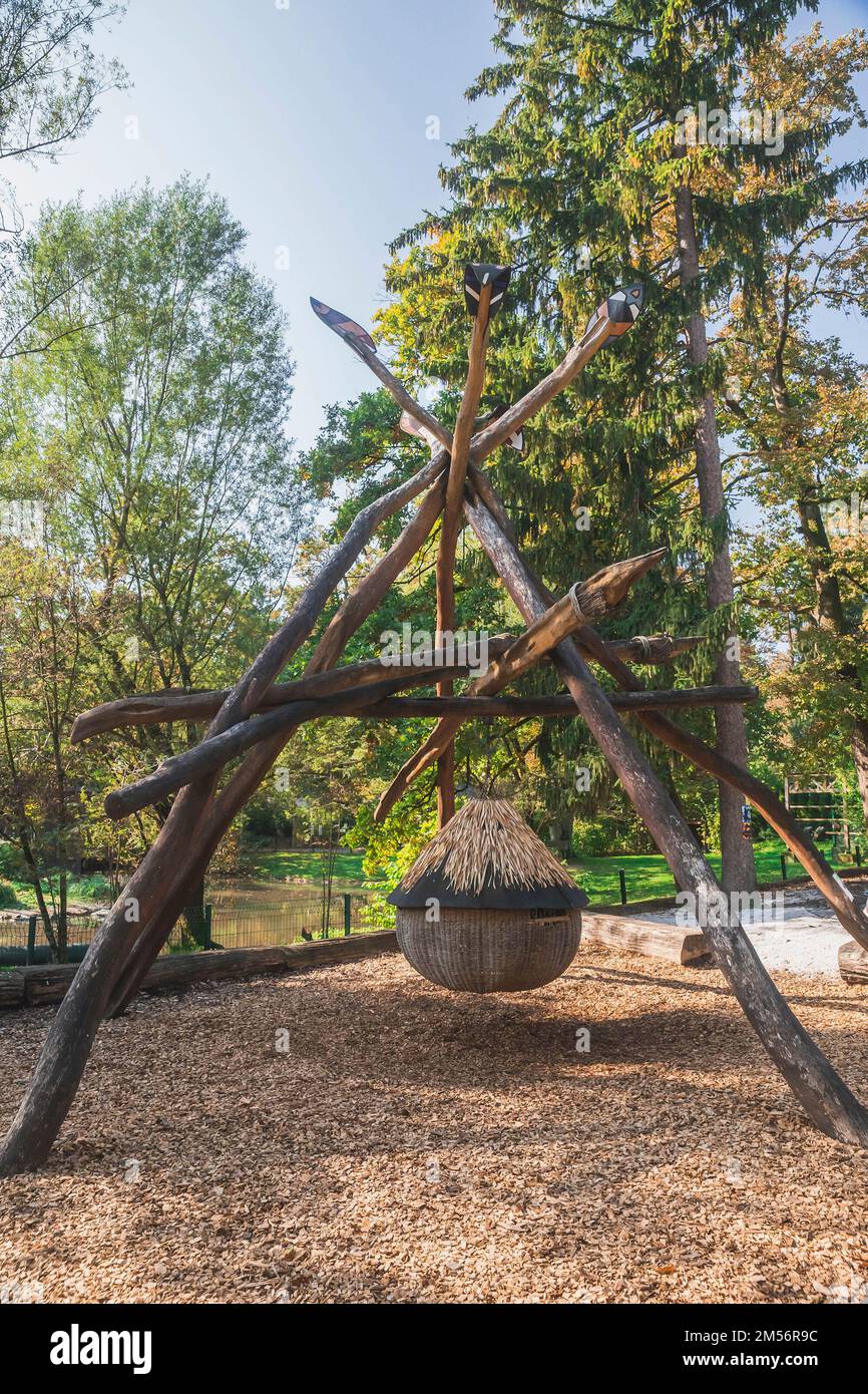 Maison ronde pour enfants suspendue à d'énormes lances indiennes Banque D'Images