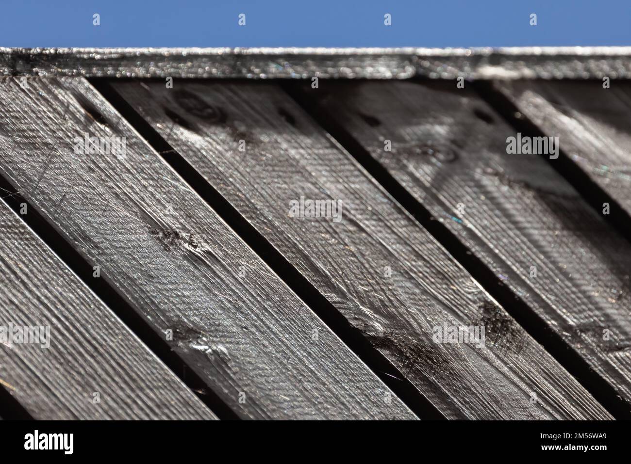 Détails abstraits de l'architecture en bois, surface intérieure du toit sous ciel bleu, photo d'arrière-plan avec mise au point sélective Banque D'Images
