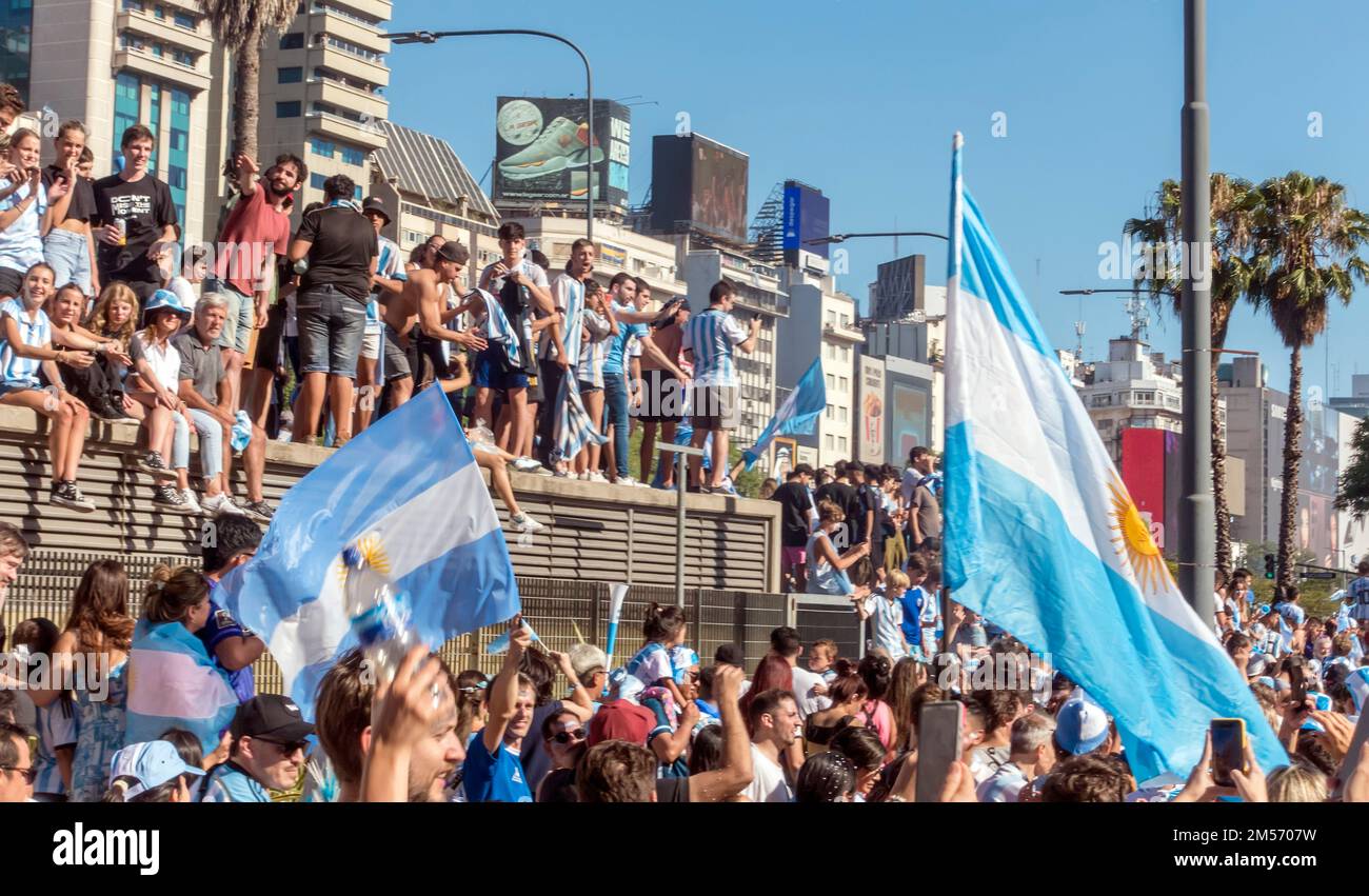 Les fans argentins sur l'Avenida 9 de Julio (9th juillet Avenue) à Buenos Aires, en Argentine, célèbrent leur équipe nationale lors de la coupe du monde de la FIFA 2022 Banque D'Images