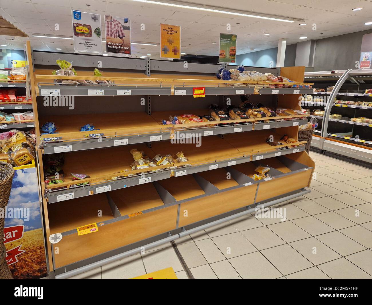 Tallinn, Estonie - 26 décembre 2022: Vide les étagères de nourriture dans le supermarché pendant les vacances de Noël. Banque D'Images