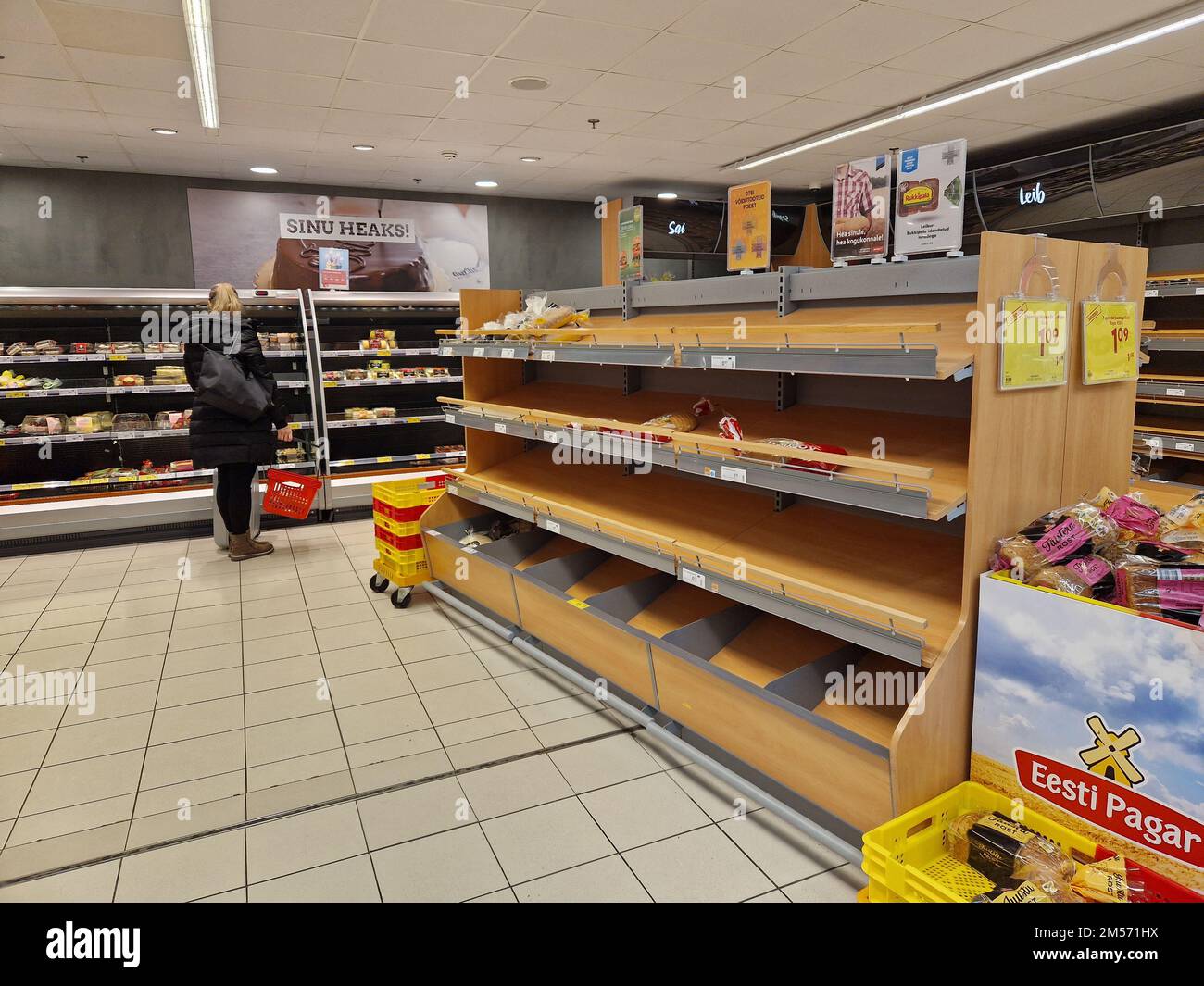 Tallinn, Estonie - 26 décembre 2022: Vide les étagères de nourriture dans le supermarché pendant les vacances de Noël. Banque D'Images