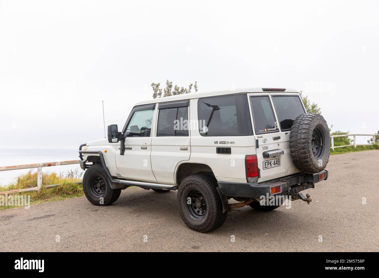 White 4x4 Toyota Landcruiser garée près d'Avalon Beach, Sydney, NSW, Australie Banque D'Images