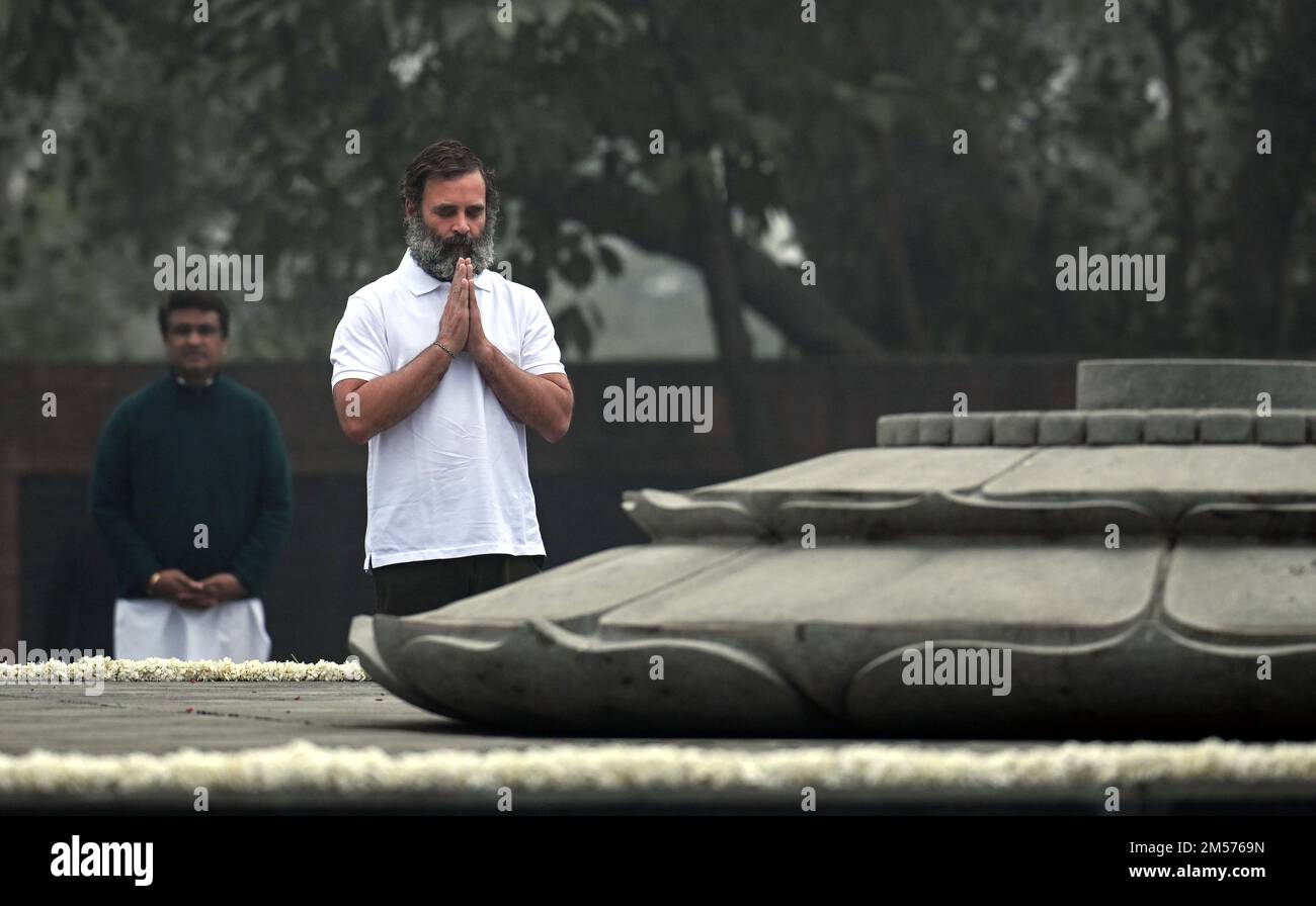 NEW DELHI, INDE - DÉCEMBRE 26 : le chef du Congrès Rahul Gandhi rend hommage au mémorial de l'ancien Premier ministre et de son père Rajiv Gandhi à son mémorial Veer Bhumi Sthal sur 26 décembre 2022 à New Delhi, Inde. L'ancien président du Congrès Rahul Gandhi a rendu hommage au Mahatma Gandhi et aux anciens premiers ministres, notamment Atal Bihari Vajpayee, Jawaharlal Nehru, Lal Bahadur Shastri, Indira Gandhi et Rajiv Gandhi, lors de leurs mémoriaux à New Delhi. (Photo de Raj K Raj/Hindustan Times/Sipa USA) Banque D'Images