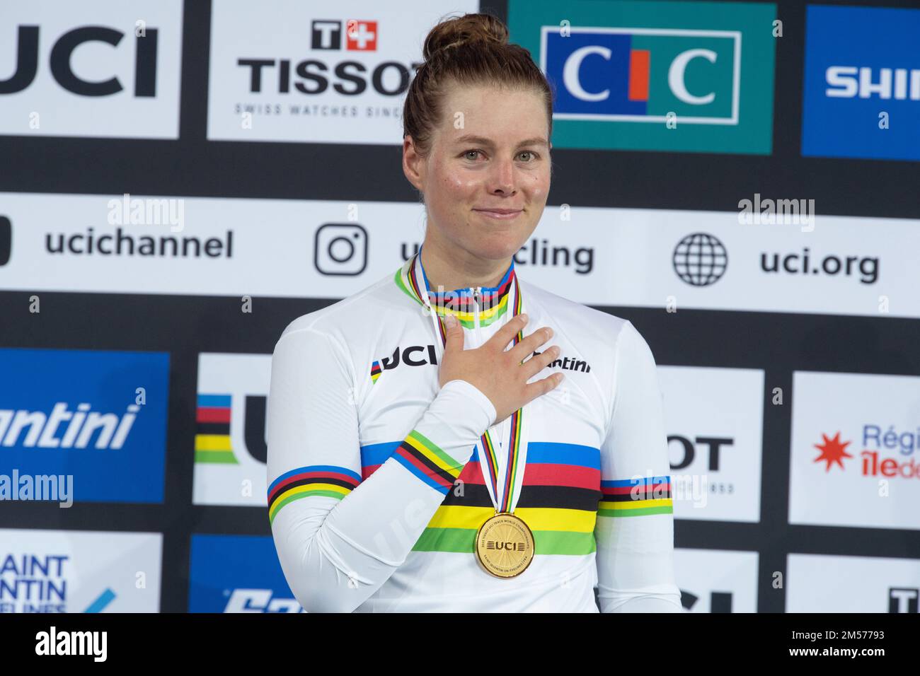 Jennifer Valente, des États-Unis, championne du monde dans l'omnium féminin, avec sa médaille d'or et son maillot arc-en-ciel, aux Championnats du monde de piste UCI 2022 Banque D'Images