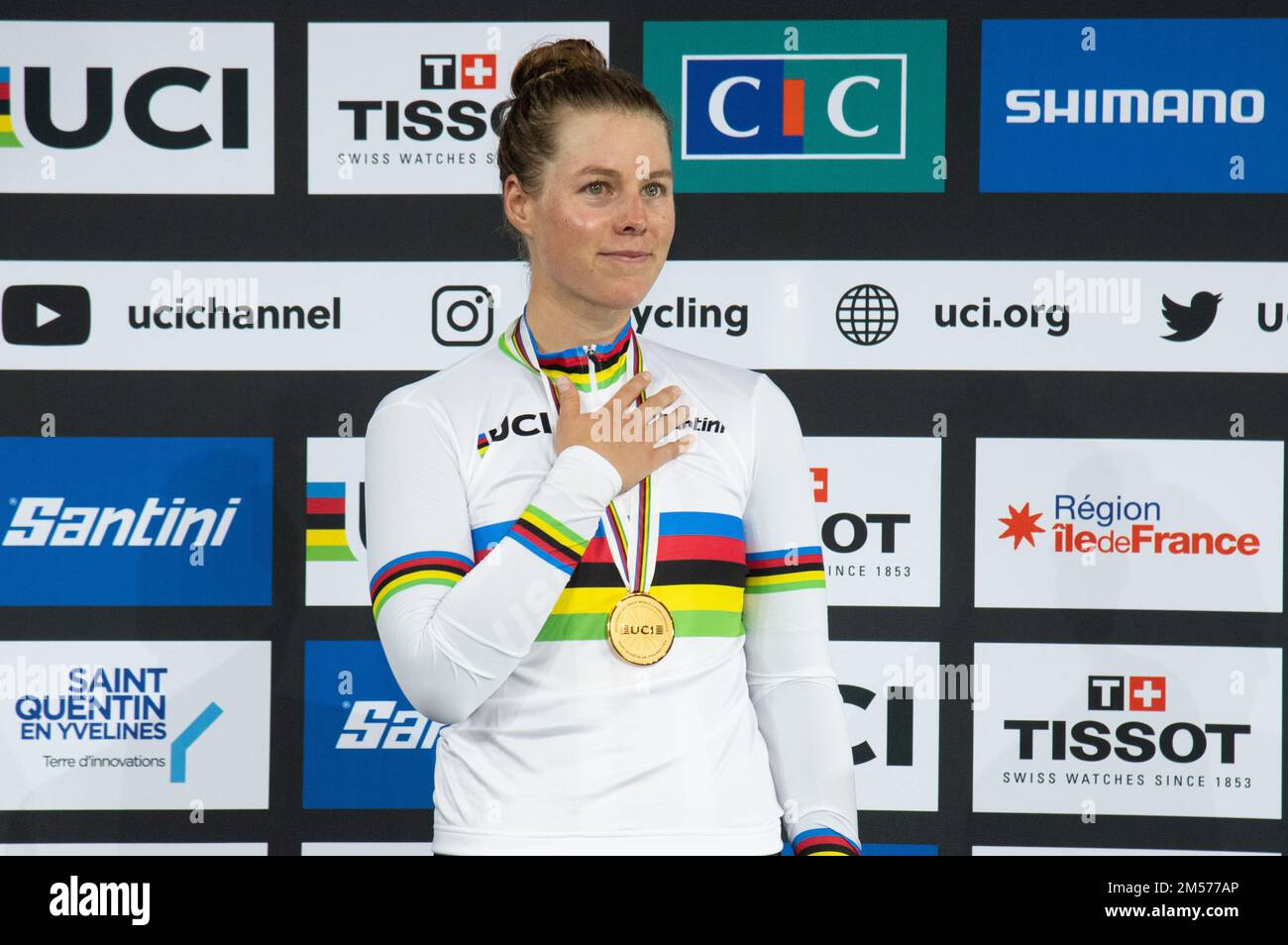 Jennifer Valente, des États-Unis, championne du monde dans l'omnium féminin, avec sa médaille d'or et son maillot arc-en-ciel, aux Championnats du monde de piste UCI 2022 Banque D'Images