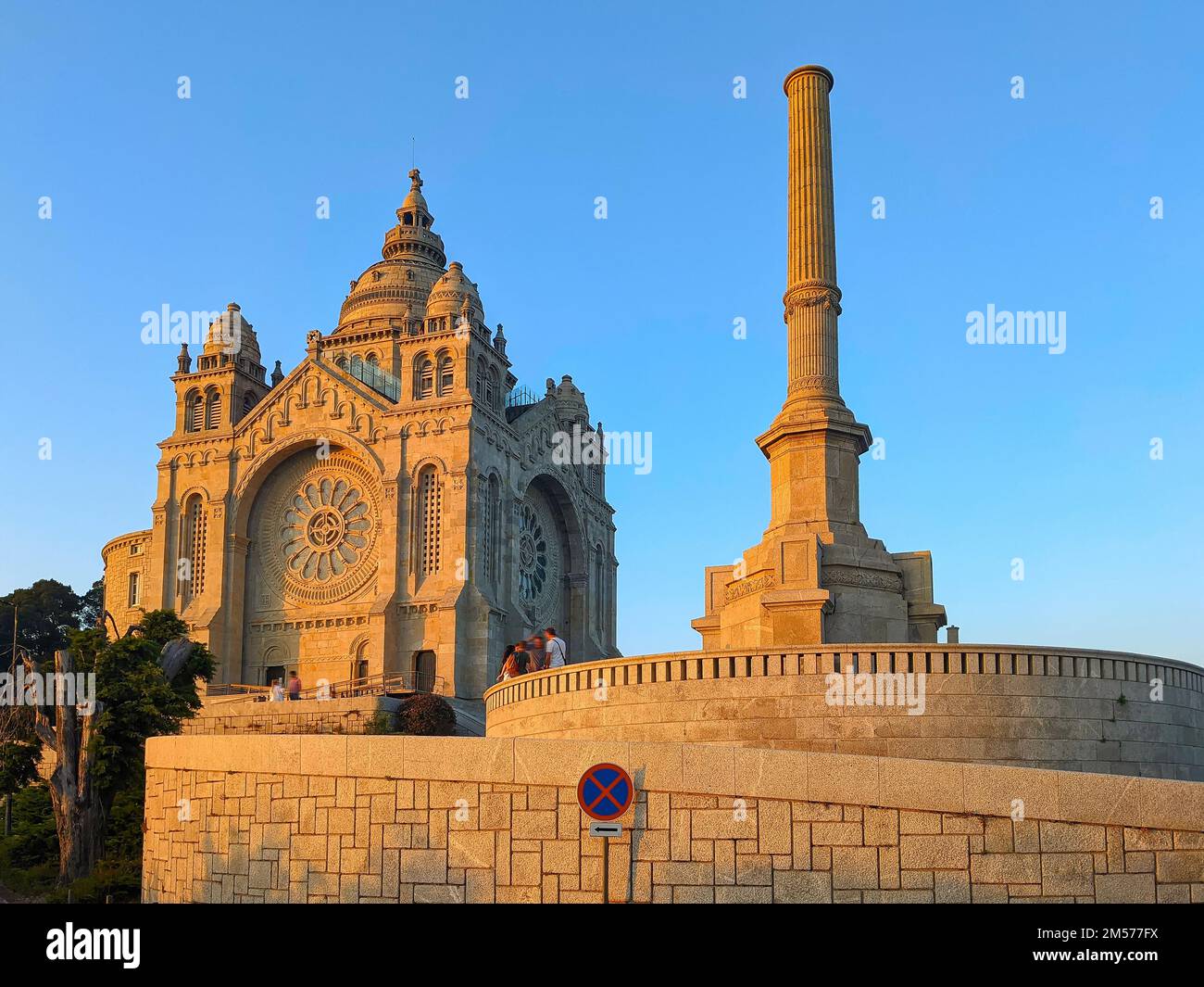 Personnes visitant l'ancienne église gothique en soirée soleil, colline de Santa Luiza, Viano do Castelo, Portugal Banque D'Images