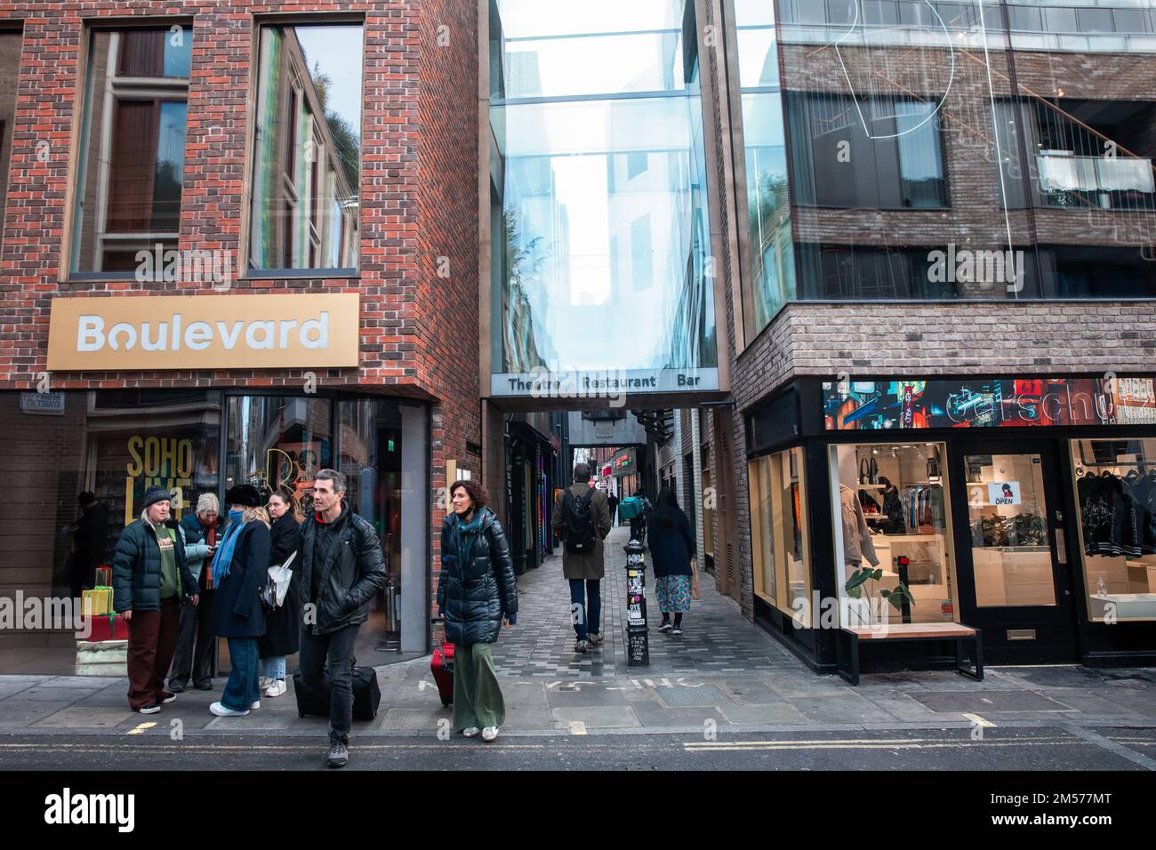 Londres, Royaume-Uni. 9 décembre 2022. Les membres du public passent le long de Walker's court et de Peter Street. Walker's court est vu de Berwick Street. Crédit : Mark Kerrison/Alamy Live News Banque D'Images