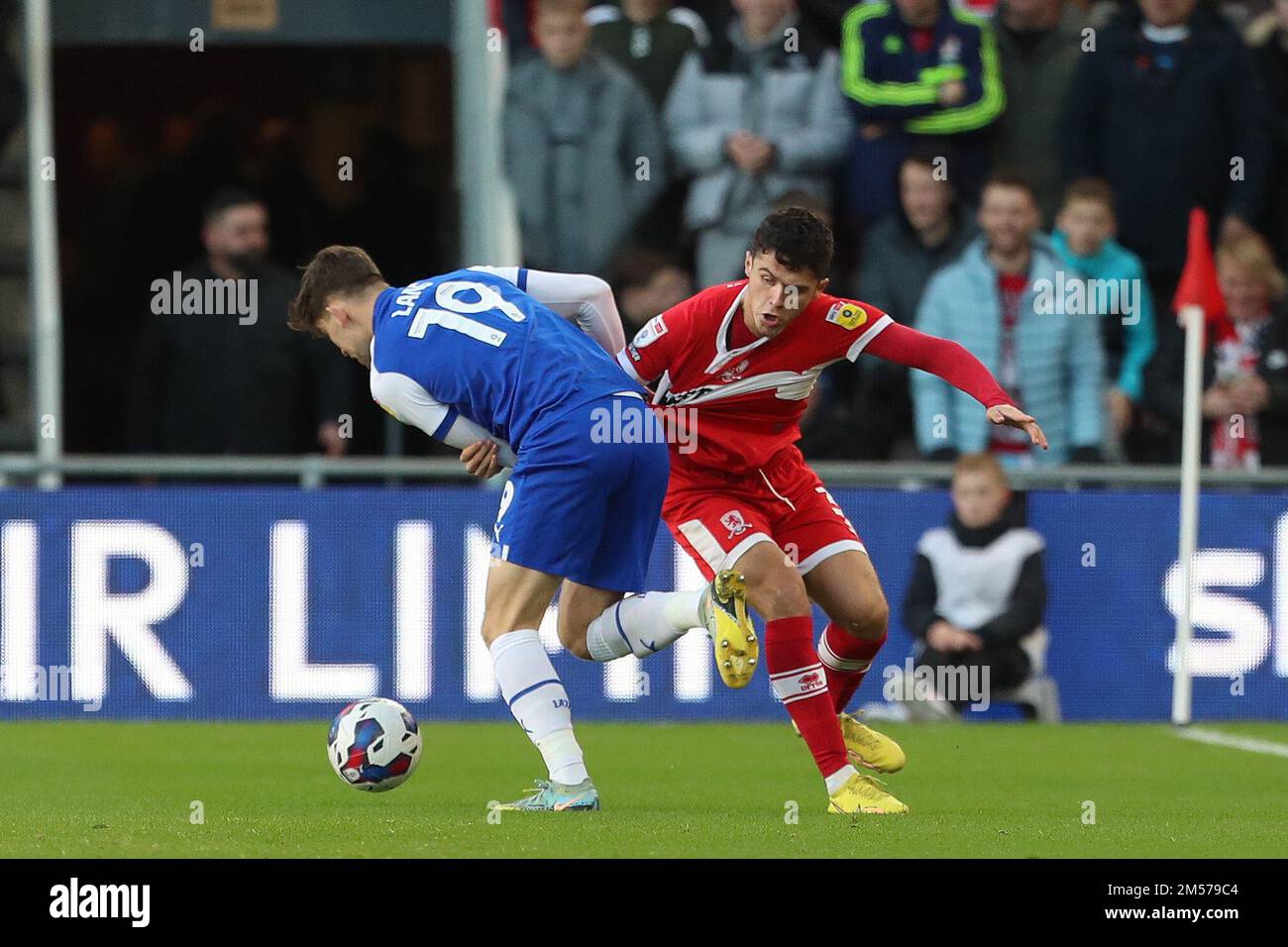 Middlesborough, Royaume-Uni. 26th décembre 2022. Callum Lang de Wigan Athletic bataille pour possession avec Ryan Giles de Middlesbrough lors du match de championnat Sky Bet entre Middlesbrough et Wigan Athletic au stade Riverside, à Middlesbrough, le lundi 26th décembre 2022. (Credit: Mark Fletcher | MI News ) Credit: MI News & Sport /Alay Live News Banque D'Images