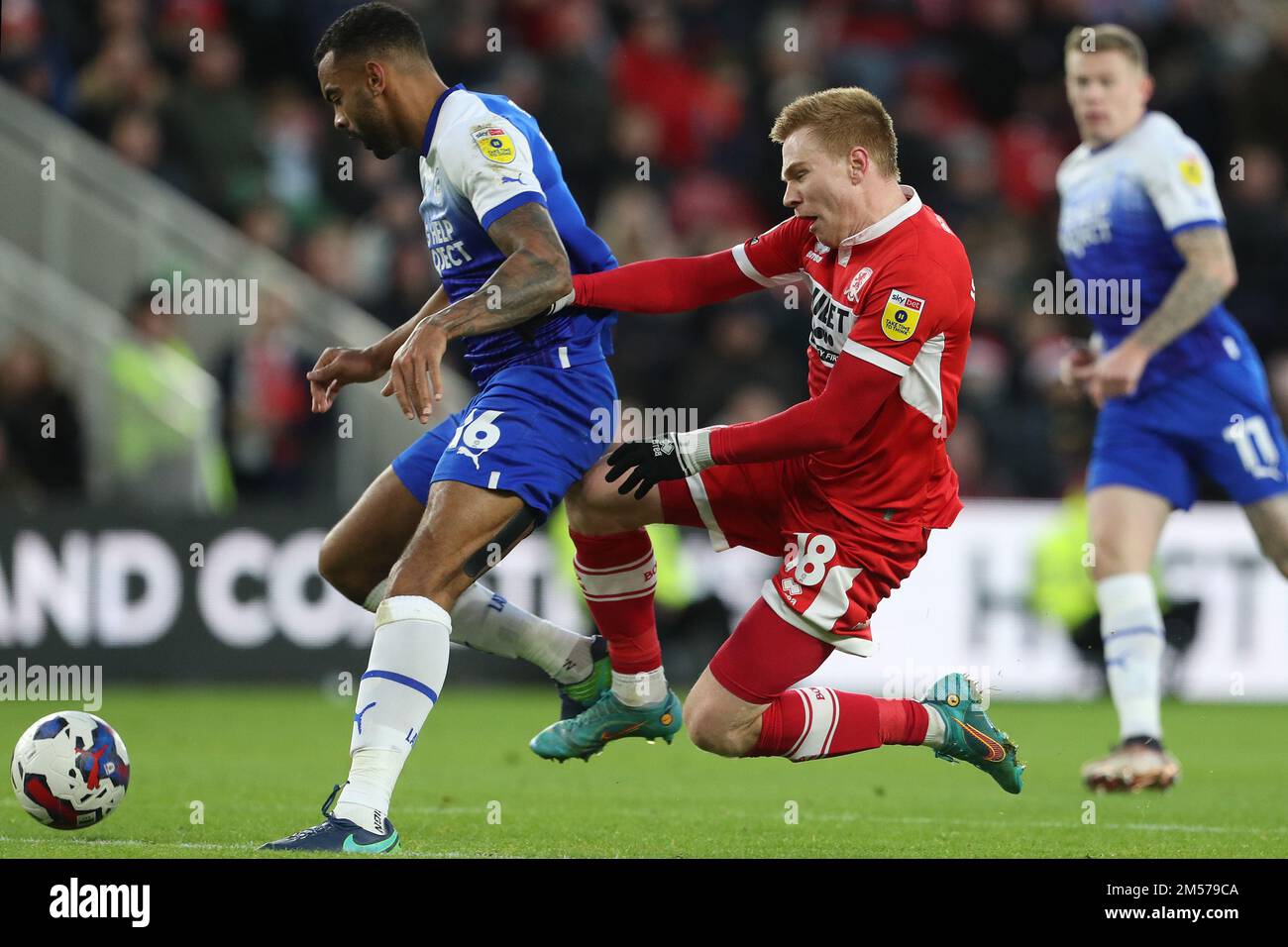 Middlesborough, Royaume-Uni. 26th décembre 2022. Duncan Watmore de Middlesbrough en action avec Curtis Tilt de Wigan Athletic lors du match de championnat Sky Bet entre Middlesbrough et Wigan Athletic au stade Riverside, Middlesbrough, le lundi 26th décembre 2022. (Credit: Mark Fletcher | MI News ) Credit: MI News & Sport /Alay Live News Banque D'Images