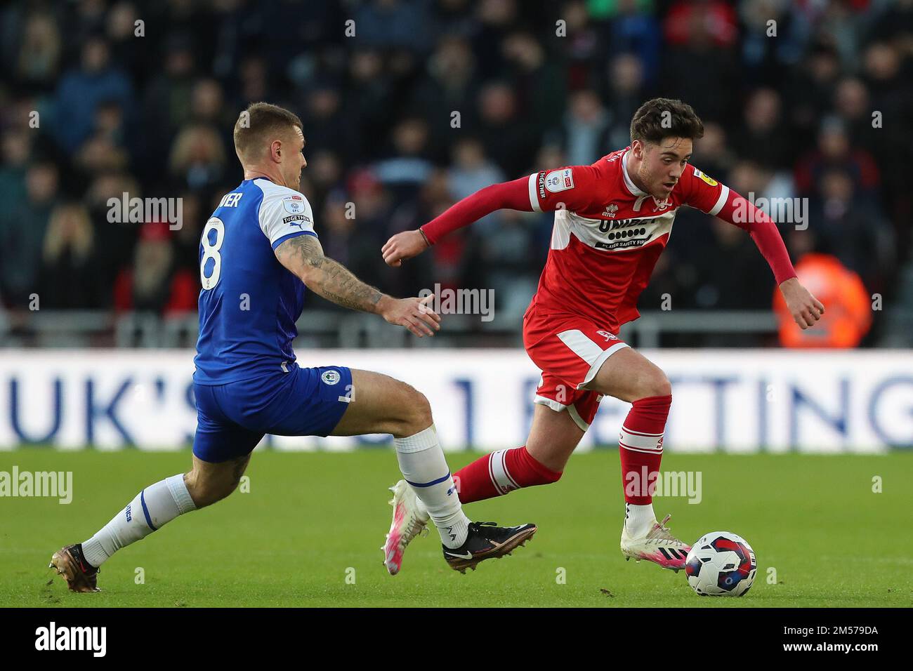 Middlesborough, Royaume-Uni. 26th décembre 2022. Hayden Hackney de Middlesbrough en action avec Max Power de Wigan Athletic lors du match de championnat Sky Bet entre Middlesbrough et Wigan Athletic au stade Riverside, Middlesbrough, le lundi 26th décembre 2022. (Credit: Mark Fletcher | MI News ) Credit: MI News & Sport /Alay Live News Banque D'Images