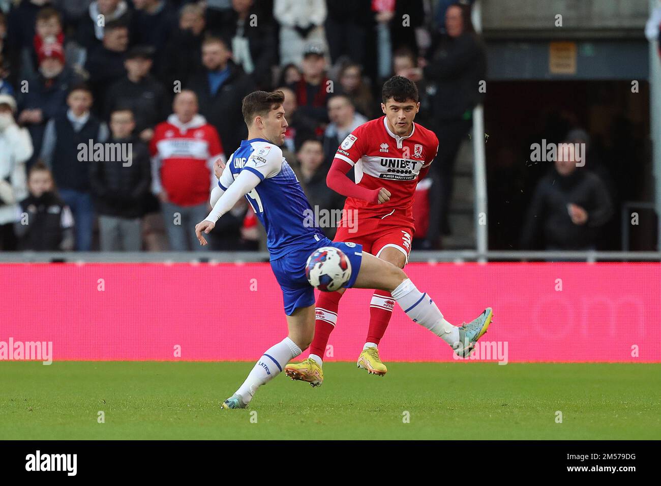 Middlesborough, Royaume-Uni. 26th décembre 2022. Ryan Giles de Middlesbrough se dégage de la défense après Callum Lang de Wigan Athletic lors du match de championnat Sky Bet entre Middlesbrough et Wigan Athletic au stade Riverside, Middlesbrough, le lundi 26th décembre 2022. (Credit: Mark Fletcher | MI News ) Credit: MI News & Sport /Alay Live News Banque D'Images