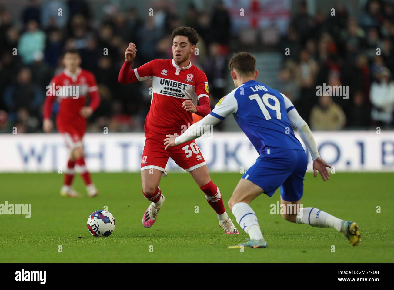 Middlesborough, Royaume-Uni. 26th décembre 2022. Hayden Hackney de Middlesbrough en action avec Callum Lang de Wigan Athletic lors du match de championnat Sky Bet entre Middlesbrough et Wigan Athletic au stade Riverside, à Middlesbrough, le lundi 26th décembre 2022. (Credit: Mark Fletcher | MI News ) Credit: MI News & Sport /Alay Live News Banque D'Images