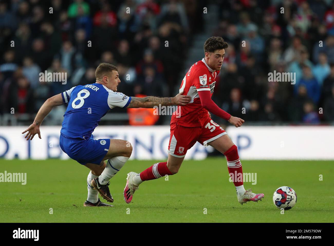 Middlesborough, Royaume-Uni. 26th décembre 2022. Hayden Hackney de Middlesbrough en action avec Max Power de Wigan Athletic lors du match de championnat Sky Bet entre Middlesbrough et Wigan Athletic au stade Riverside, Middlesbrough, le lundi 26th décembre 2022. (Credit: Mark Fletcher | MI News ) Credit: MI News & Sport /Alay Live News Banque D'Images