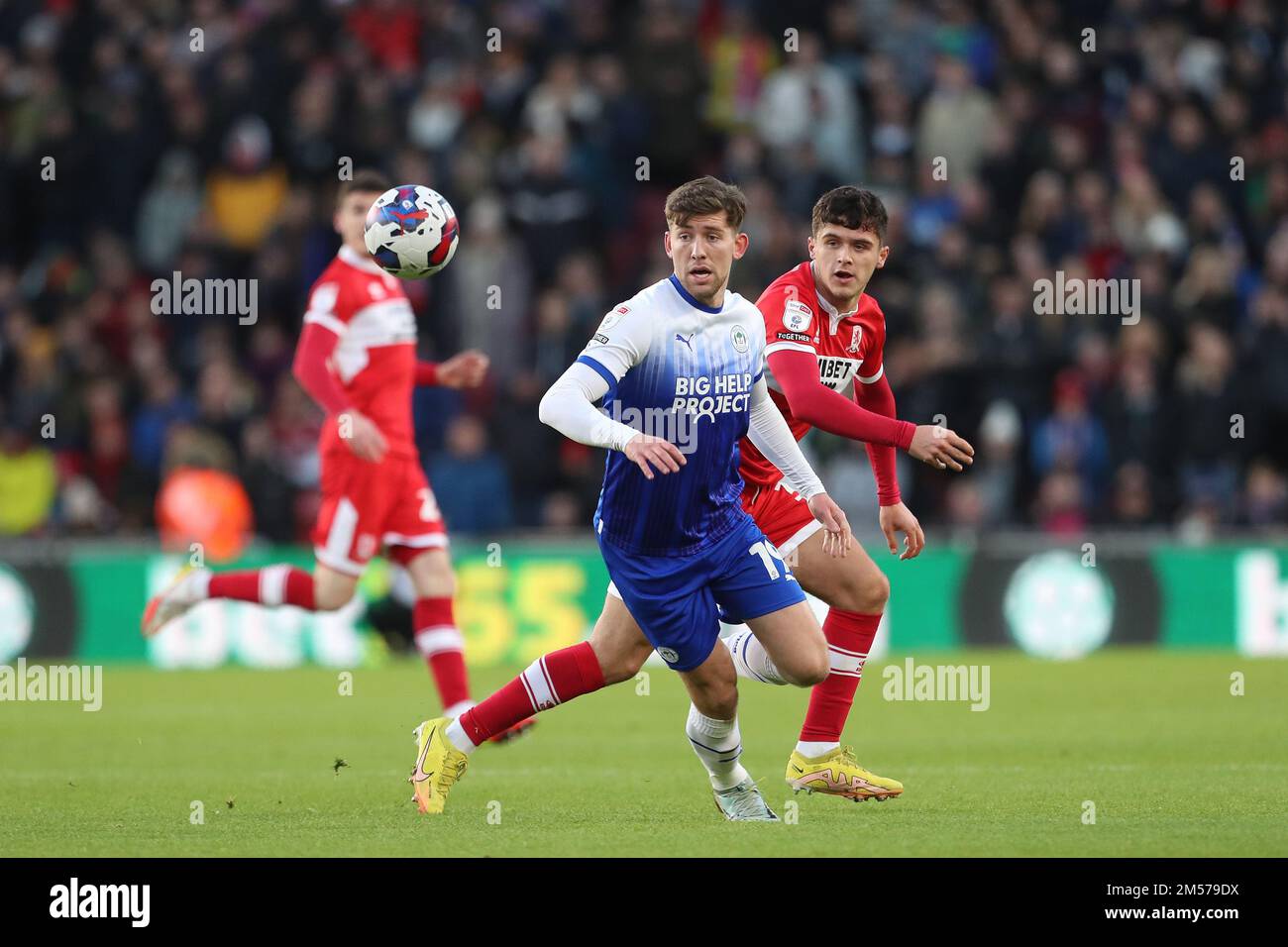 Middlesborough, Royaume-Uni. 26th décembre 2022. Callum Lang de Wigan Athletic bataille pour possession avec Hayden Hackney de Middlesbrough lors du match de championnat Sky Bet entre Middlesbrough et Wigan Athletic au stade Riverside, à Middlesbrough, le lundi 26th décembre 2022. (Credit: Mark Fletcher | MI News ) Credit: MI News & Sport /Alay Live News Banque D'Images