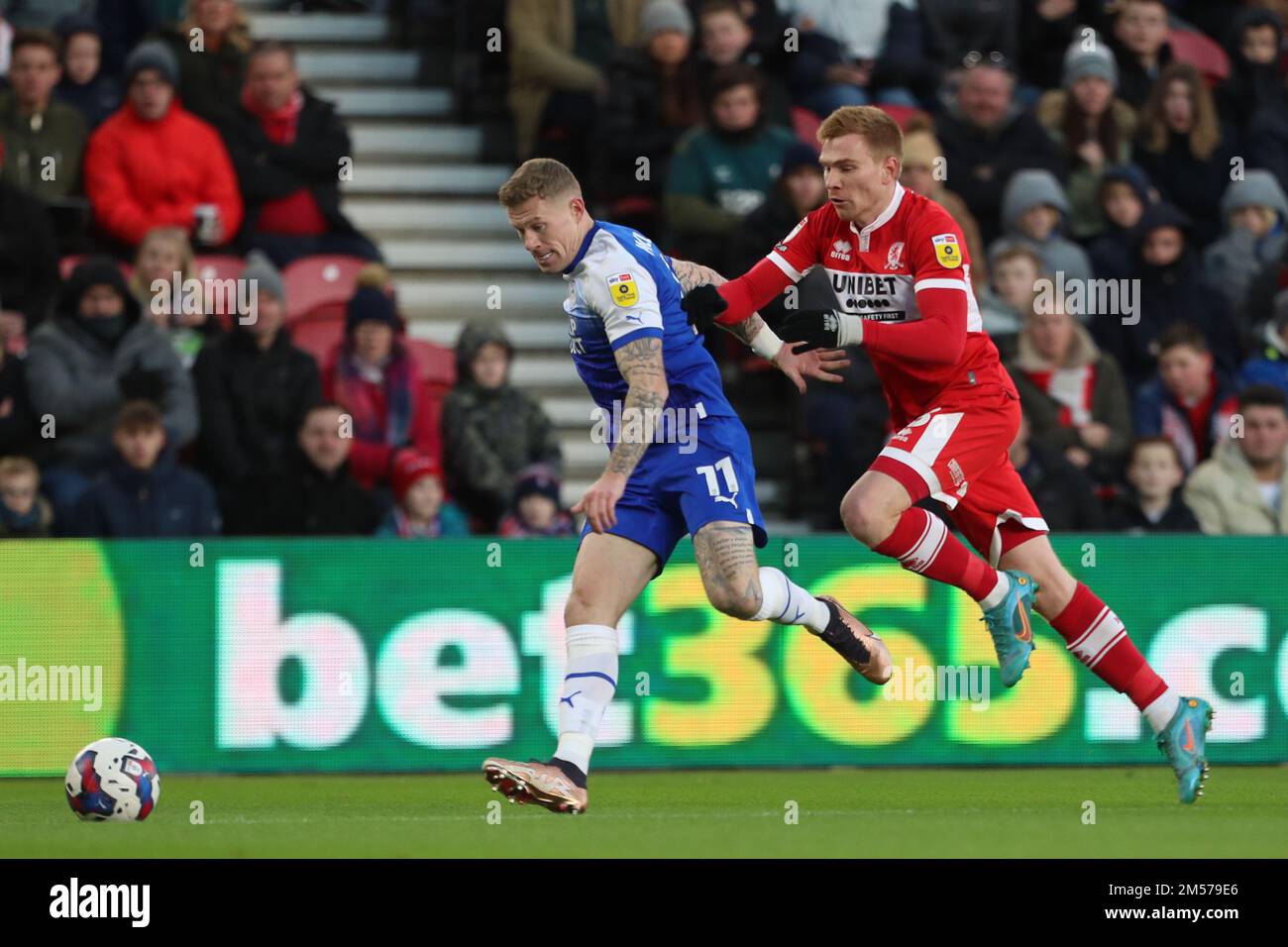 Middlesborough, Royaume-Uni. 26th décembre 2022. James McClean de Wigan Athletic en action avec Duncan Watmore de Middlesbrough lors du match de championnat Sky Bet entre Middlesbrough et Wigan Athletic au stade Riverside, Middlesbrough, le lundi 26th décembre 2022. (Credit: Mark Fletcher | MI News ) Credit: MI News & Sport /Alay Live News Banque D'Images