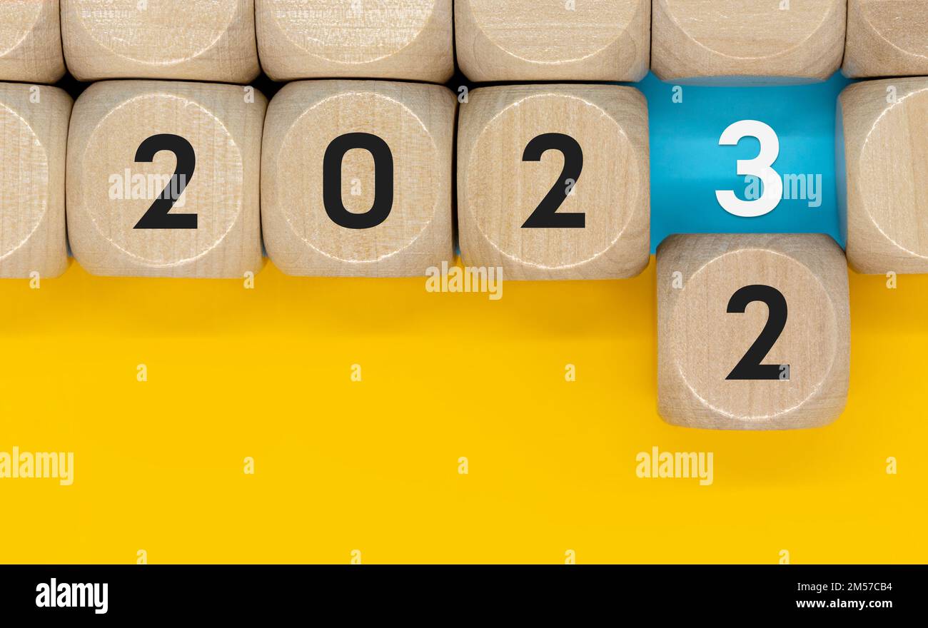 Exprimer le processus de changement à 2023 avec bloc de bois Banque D'Images