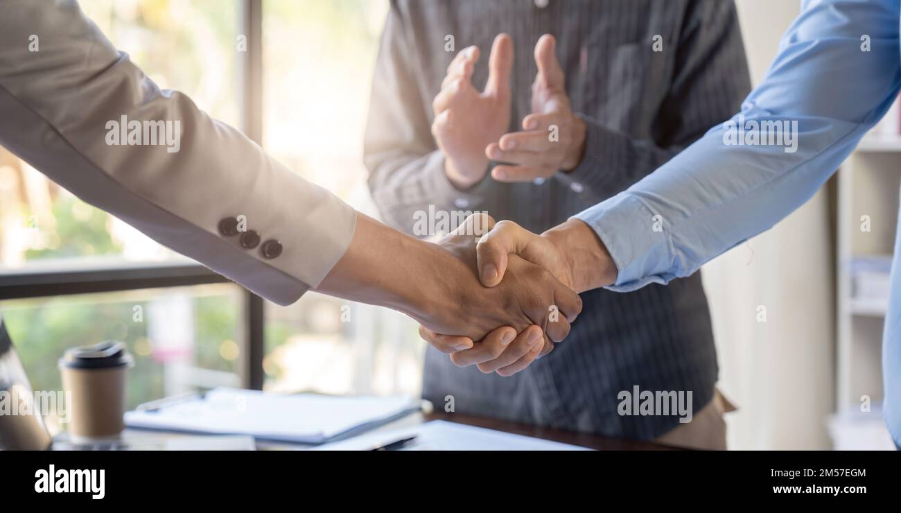 Les gens d'affaires se secouent la main et terminent une réunion. étiquette d'affaires, félicitations, fusion et concept d'acquisition Banque D'Images
