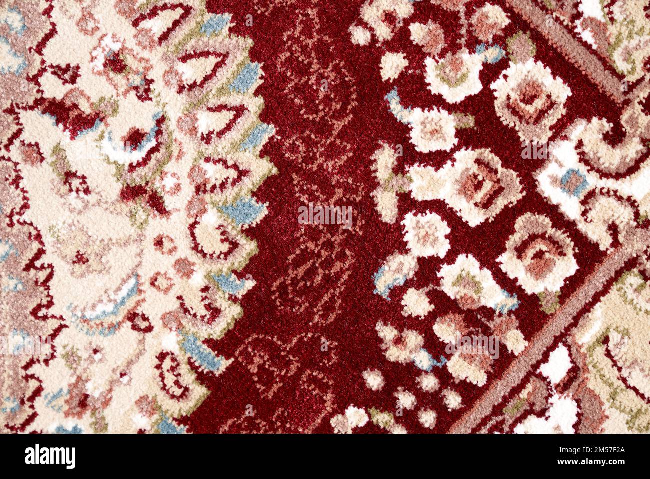 Fragment de texture de tapis persan, macro photo pour l'arrière-plan. Gros plan sur les motifs complexes avec décoration florale de tapis en velours. Concept de texture et d'arrière-plan. Banque D'Images Fragment de texture de tapis persan, macro photo pour l'arrière-plan. Gros plan sur les motifs complexes avec décoration florale de tapis en velours. Concept de texture et d'arrière-plan. Banque D'Images