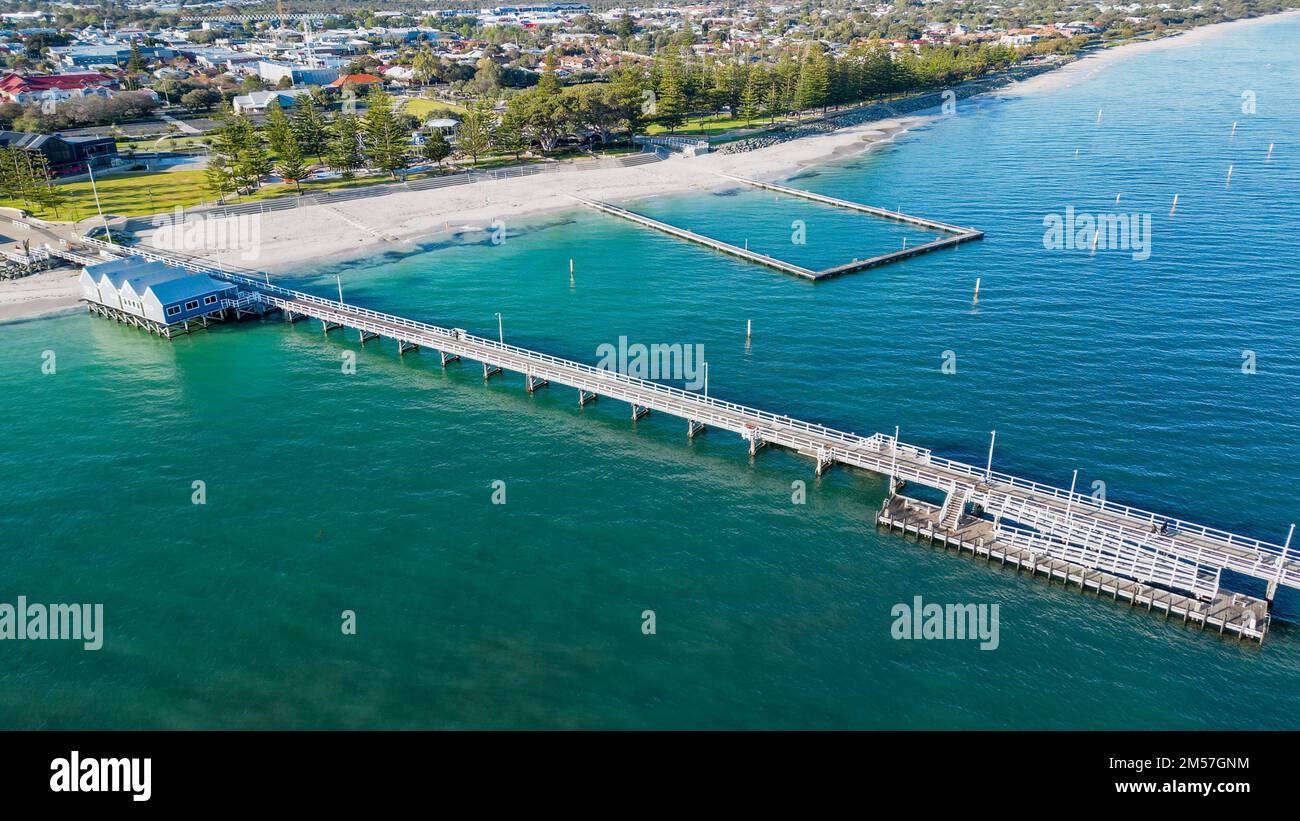 Un tir de drone de la jetée de Busselton sur la plage de sable et les bâtiments côtiers de Busselton, en Australie Banque D'Images