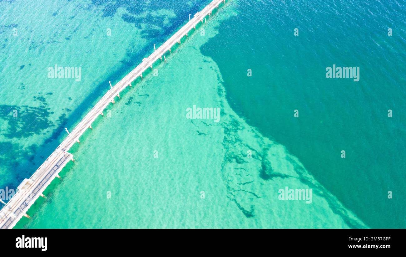 Vue sur la jetée de Busselton, dans l'eau turquoise claire de l'océan, par un jour ensoleillé à Busselton, en Australie Banque D'Images