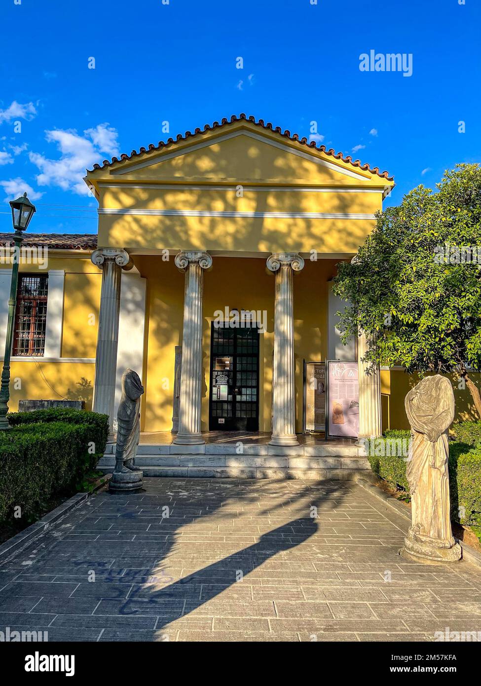 Vue extérieure du musée archéologique de Sparta situé dans la ville de Sparta, Laconia, Grèce. Il abrite des milliers de découvertes de l'ancienne Acropole o Banque D'Images