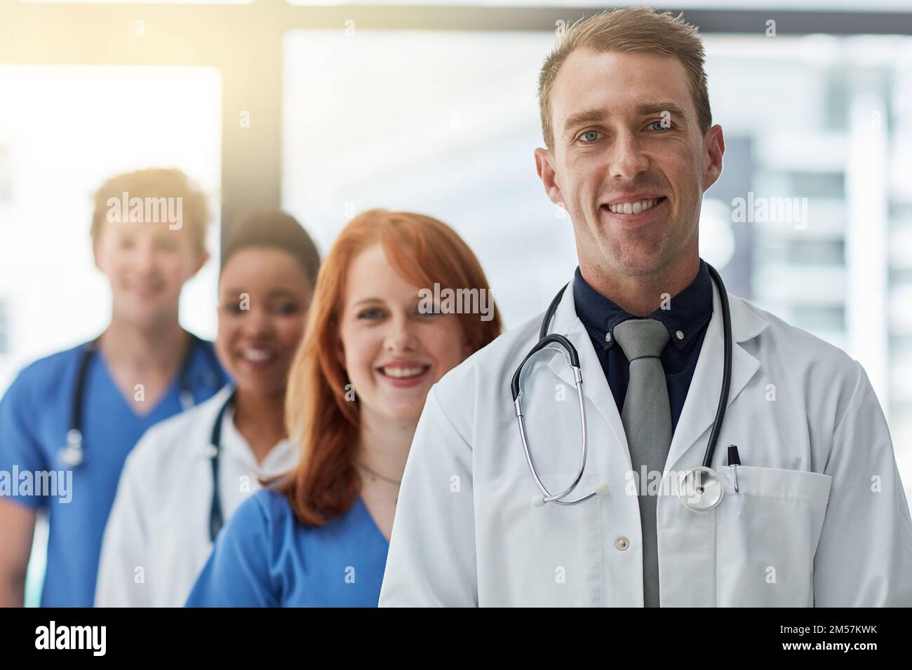 Ici pour aider à améliorer votre état de santé. Portrait d'un groupe de médecins se tenant ensemble dans un hôpital. Banque D'Images