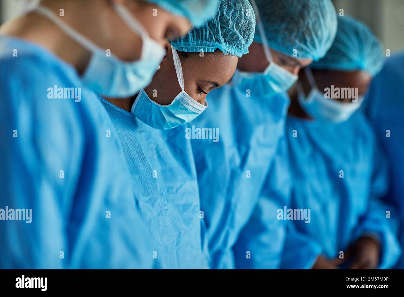 Travailler ensemble sur une intervention chirurgicale. groupe de chirurgiens effectuant une intervention médicale dans une salle d'opération. Banque D'Images