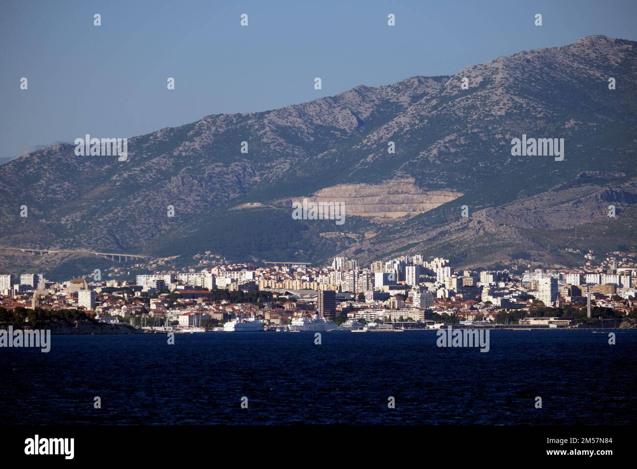 Vue vers la ville de Split en Croatie à partir d'un navire dans la mer Adriatique Banque D'Images