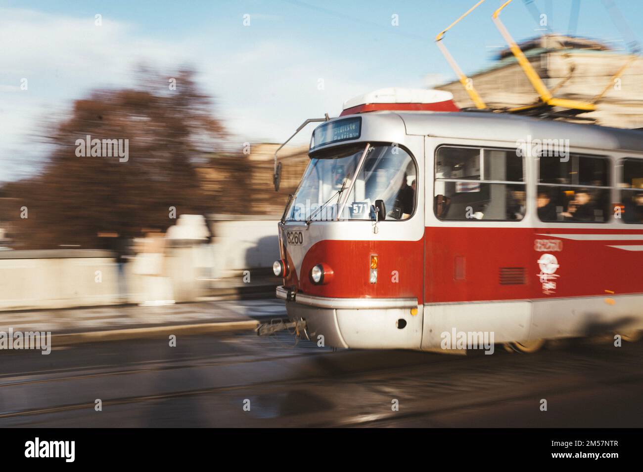 Une longue exposition d'un vieux tramway qui se déplace sur le pont de Manes à Prague, en République tchèque, sous un ciel bleu Banque D'Images