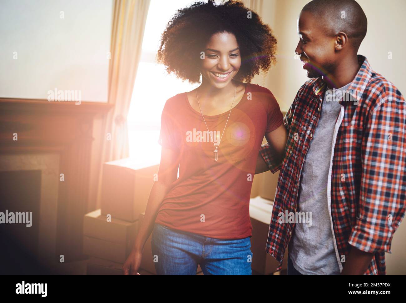 Theyre se réjouit de partager ce nouveau chapitre ensemble. un jeune couple qui entre dans leur nouvelle maison. Banque D'Images