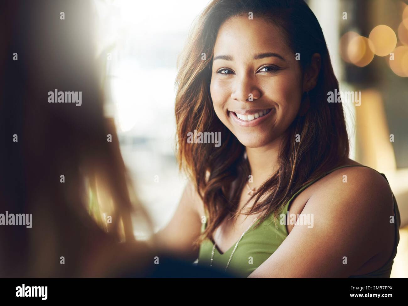 N'oubliez pas de sourire. une femme discutant avec son ami dans un café. Banque D'Images