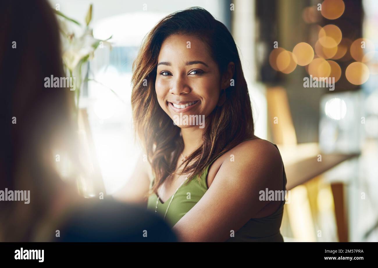 Arrêtez-vous pour un bon moment. une femme discutant avec son ami dans un café. Banque D'Images